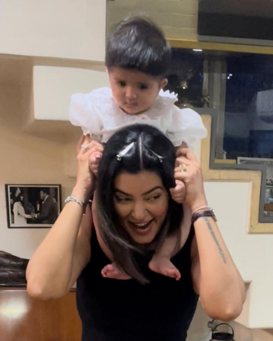 The actress is a loving bua to her niece Ziana. 