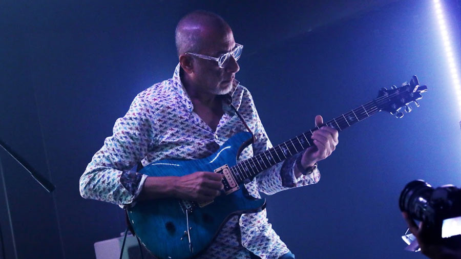 Guitar virtuoso Amyt Datta, who has been Arinjoy's teacher for many years, helped him delve deeper into the ethos of the blues