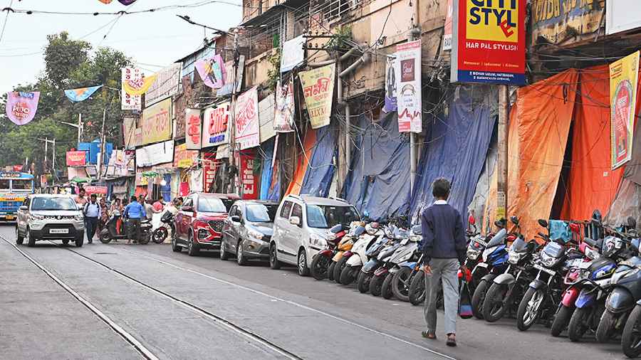Plastic sheets cover hawkers’ stalls in Hatibagan