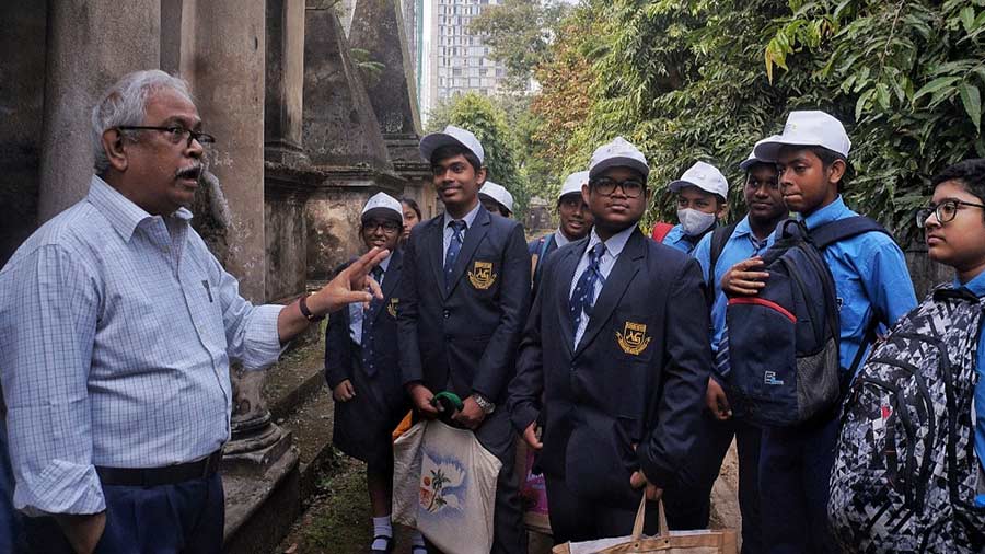 S.K. Ghosal, archaeologist and ex-ASI official, briefs the students on the architectural designs of the tombs