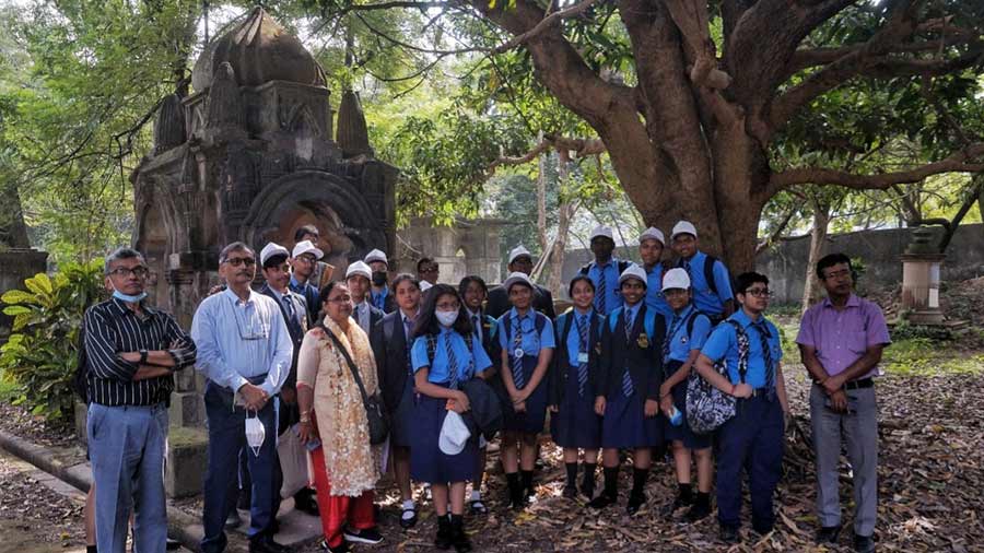 Students and teachers of Assembly of God Church School with officials of Reach Foundation and the Christian Burial Board in front of the tomb of Chares ‘Hindoo’ Stuart 