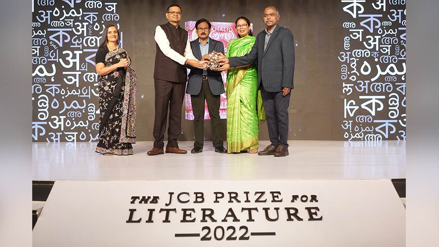 (Left to right) Mita Kapur, literary director,  The JCB Prize for Literature; Sunil Khurana, chief operating officer, JCB India; winning author Khalid Jawed; translator of 'The Paradise of Food' Baran Farooqi and jury member AS Panneerselvan