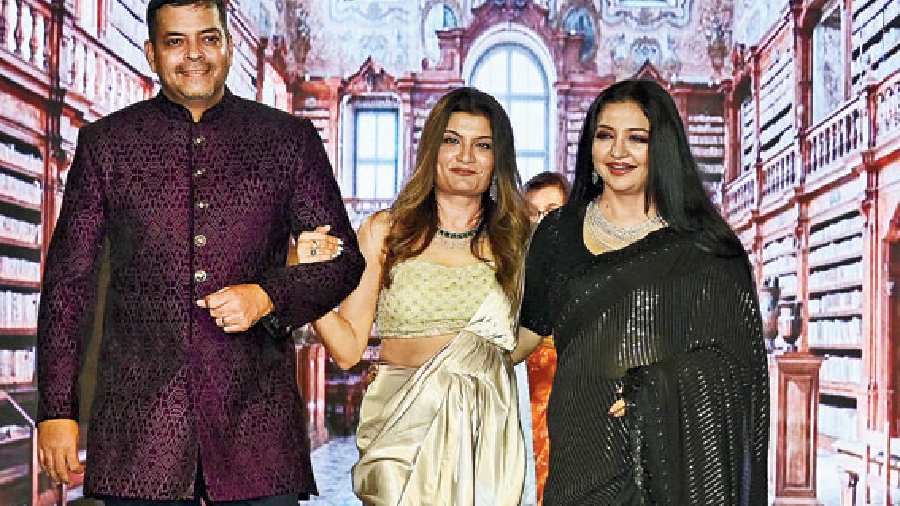 June and Saurav Chatterjee were the ‘it’ couple on the ramp, who walked as showstoppers with designer Jyotee Khaitan. June channelled a flawless look in a black sequinned sari with scallops along the edge and a beautiful fall. Saurav complemented June in a black bandhgala embroidered with pink