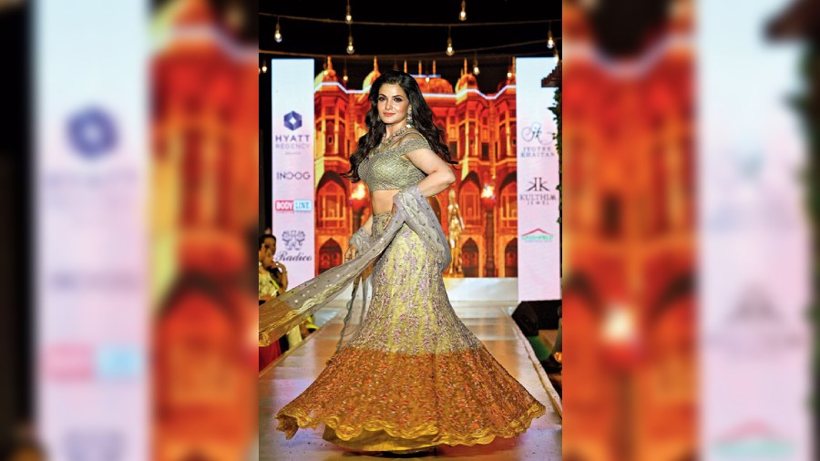 Tnusree C dazzled the ramp in a gold sequinned lehnga highlighted with pink floral embroidery and crystal detailing on net