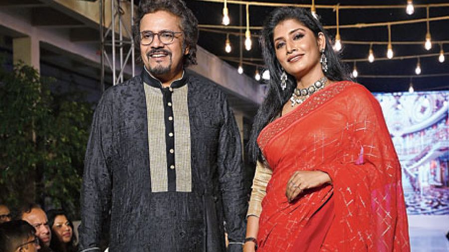 Jaya Seal Ghosh wore a red georgette sari with embroidered border. Bickram Ghosh complemented her look in a black embroidered kurta with