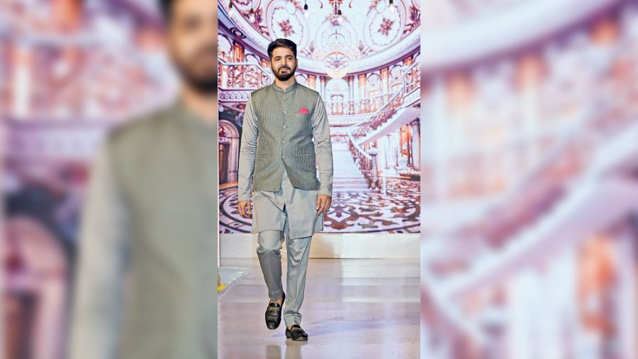 Anand Kulthia who adorned the celebs and models in versatile jewellery pieces from Kulthiaa Jewel also walked the ramp in a Jyotee Khaitan creation