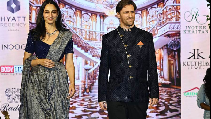 Nicolas Facino, director of Alliance Francaise du Bengale, walked the ramp in a blue sequinned bandhgala with wife Iryna Vikyrchak. Iryna sported a blue concept sari paired with a cut out blouse