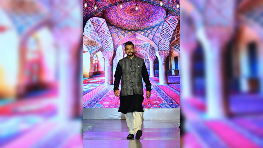 Satrajit Sen walked the ramp in a classic black-and-white Jyotee Khaitan outfit
