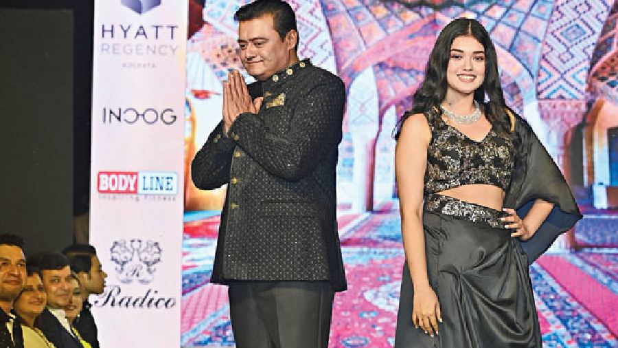 Father-daughter duo Saswata Chatterjee and Hiya won all hearts with their walk on the ramp. Saswata in a velvet embroidered black bandhgala. Hiya in her first appearance on the ramp sported a Jyotee Khaitan signature black-and-gold concept sari paired with a sequin blouse