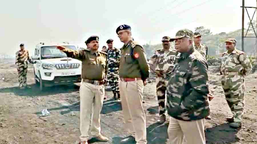 CISF DIG Vinay Kajla (second from left) discusses the firing incident with police officials at the incident site in Dhanbad on Sunday. 