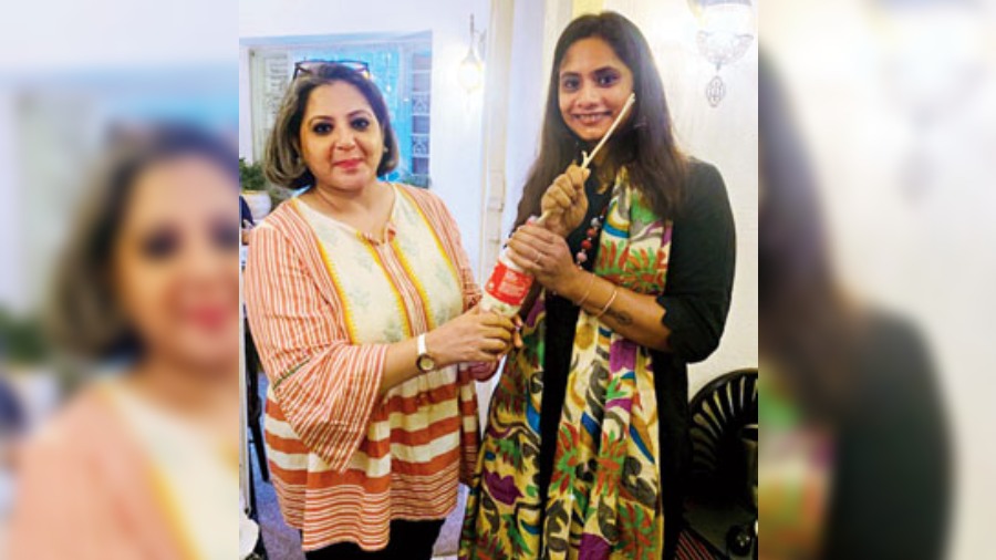 Somini Sen Dua (left) at an ecobrick making workshop with Yogini Bapat a certified ecobrick maker