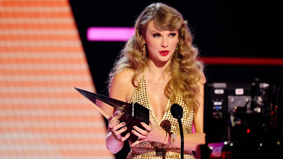 Taylor Swift made the whole place shimmer with her presence at the AMAs this year. She won six awards including Artist of the Year.  