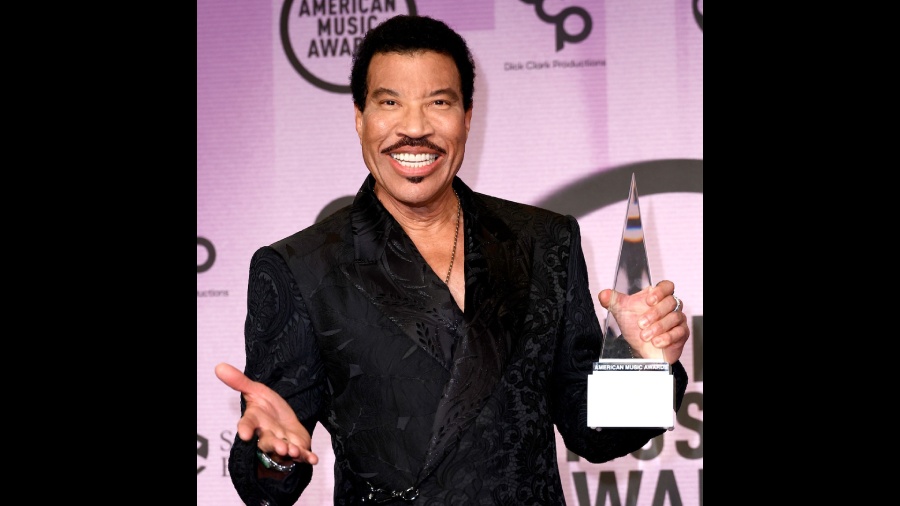 Lionel Richie with the Icons award at the AMAs. 