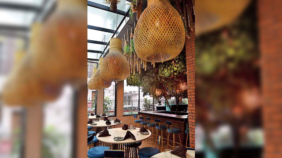 Babylon Lounge has been designed by Sarbajit Dhar. The lighting and the natural green environment were inspired by The Hanging Gardens of Babylon. The entire restaurant is enveloped with glass, making it is an “open concept.” High stools and other contemporary furnishings add to the mood