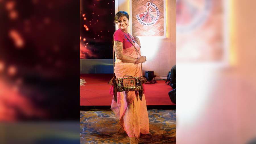 Pinky Kenworthy, the show choreographer, looked lovely in her sari, styled with a quirky bag