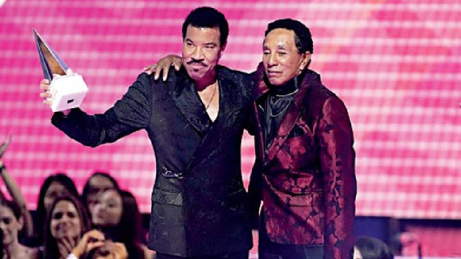 Veteran singer Smokey Robinson (right) presented Lionel Richie the Icon award
