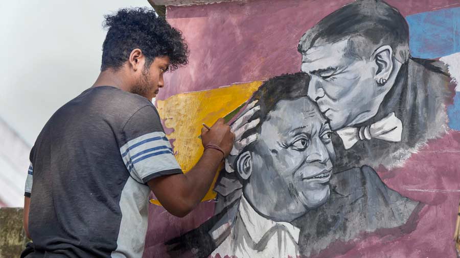 Fan creates a mural featuring former professional footballers Pelé and Diego Maradona