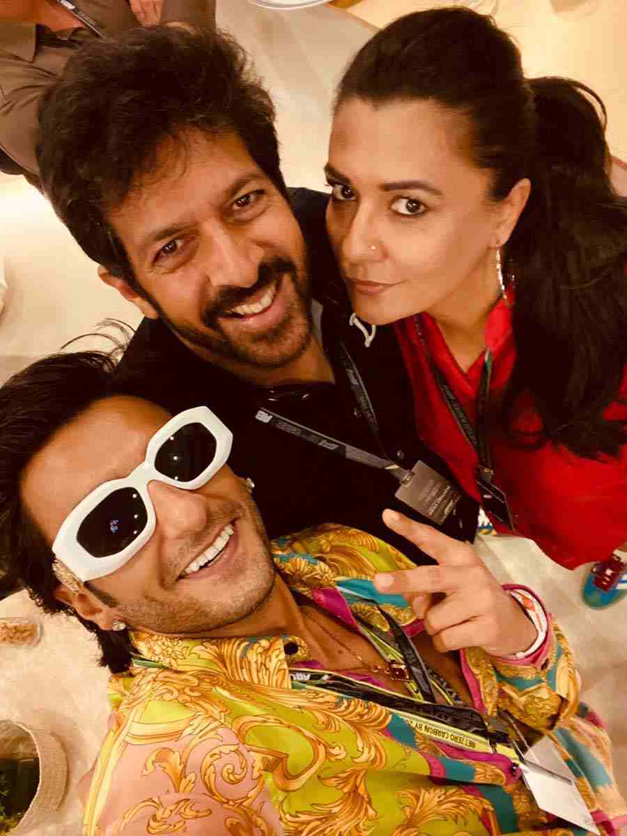 Bollywood couple Kabir Khan and Mini Mathur were also at the event and posed for Ranveer. 