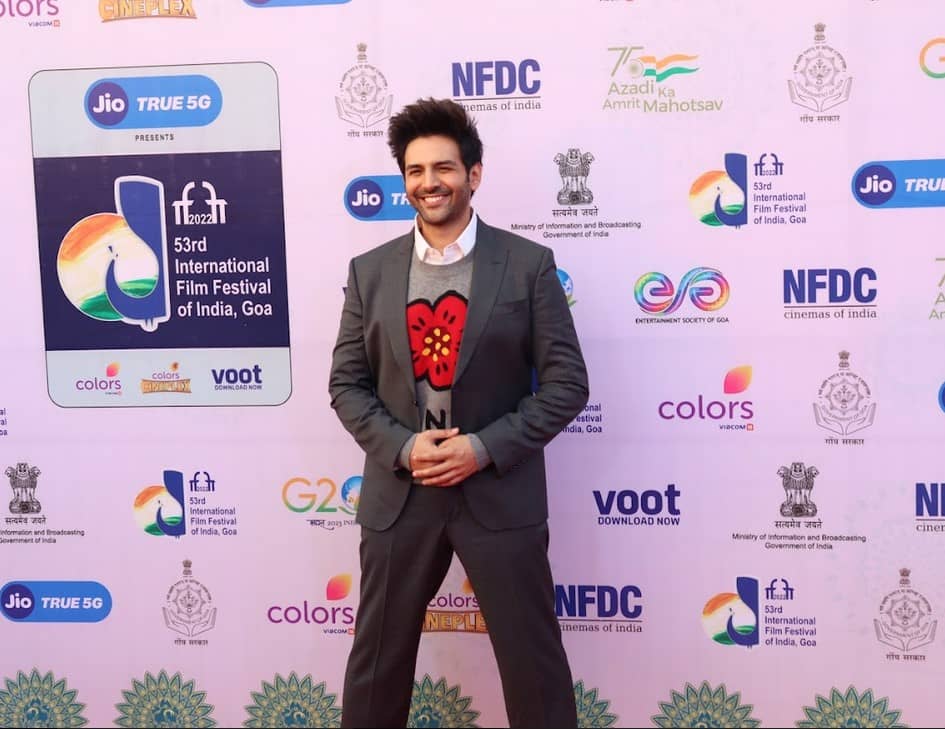 Actor Kartik Aaryan was all smiles on the red carpet. 