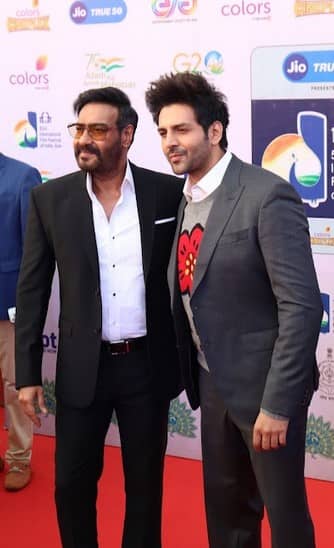 Ajay Devgn and Kartik Aaryan posed together for the cameras. 