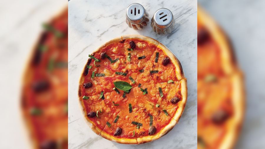 Pizza Margherita Vegana @ Serafina: The Italian fine-dine at Quest mall serves a flavourful Margherita pizza made with San Marzano tomato sauce, fresh vegan mozzarella cheese, basil and kalamata olives