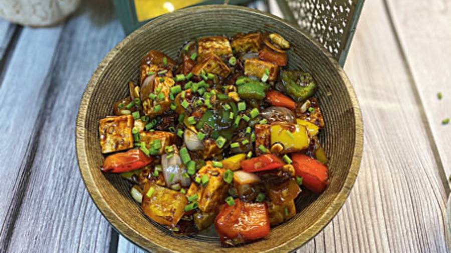 Kung Pao Tofu @ For_kandknife: Kung pao tofu is a delicious vegan dish made with tofu, bell peppers, peanuts, and kung pao sauce
