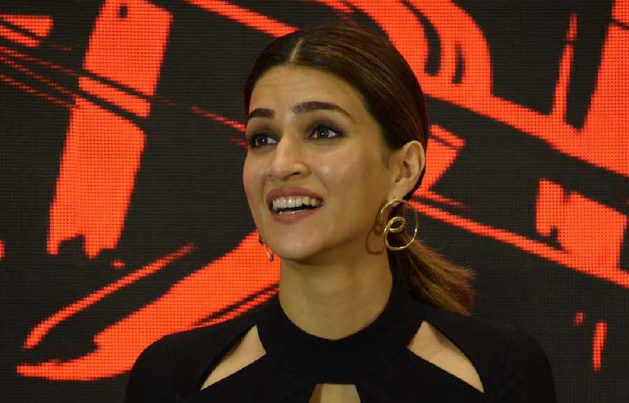 Kriti plays the role of Dr. Anika Mittal in the horror-comedy. 