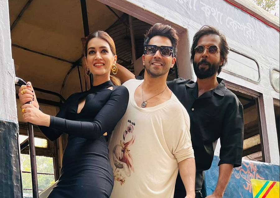 (L-R) Kriti Sanon, Varun Dhawn and Abhishek Banerjee took a memorable ride on Kolkata’s famous tram. 