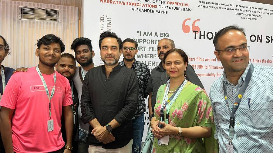 Actor Pankaj Tripathi interacts with the winners of '75 Creative Minds of Tomorrow' 2022. 