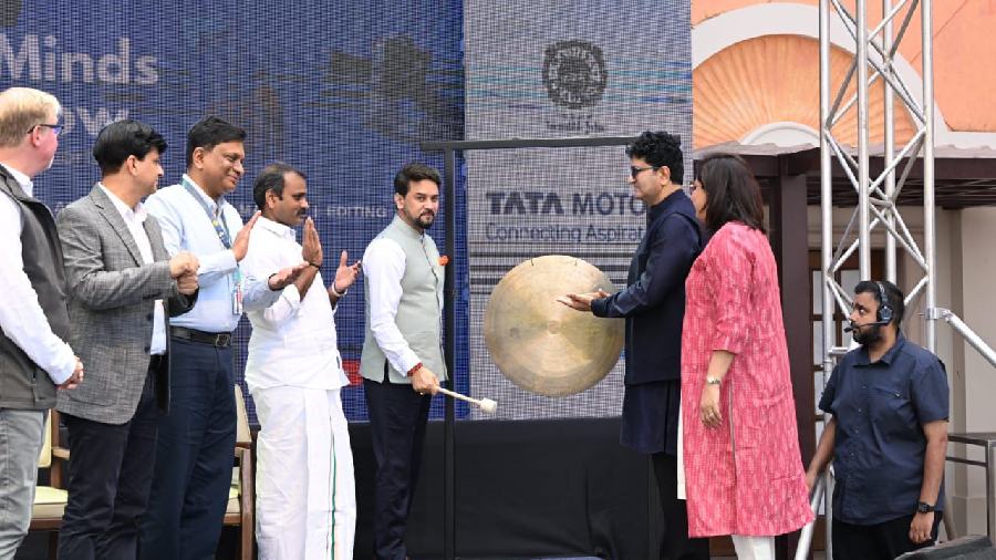 Union Minister foInformation & Broadcasting, Youth Affairs & Sports Anurag Singh Thakur inaugurates the ‘75 Creative Minds of Tomorrow’ segment. 