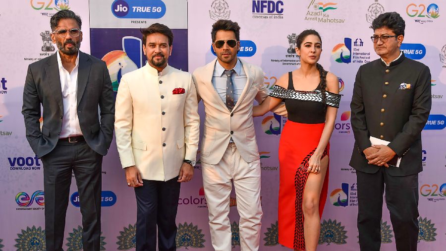 Anurag Singh Thakur with Sara Ali Khan, Varun Dhawan, Suniel Shetty and Prasoon Joshi. 