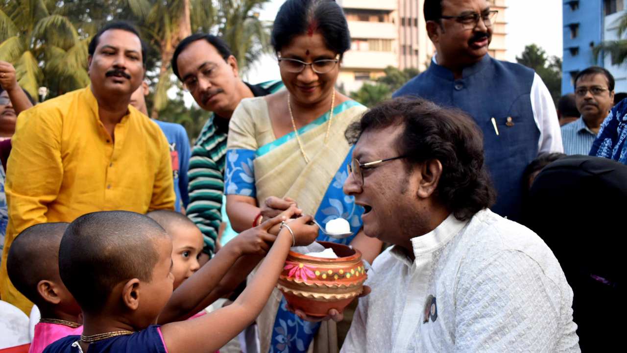 World Rosogolla Day, 2022, celebrations at Gourimata Uddyan on November 14, Children’s Day. The event was organised by Mishti Udyog. Gifts and rosogollas were distributed among children to mark the  occasion. Members of the Bengal football team who were crowned champions at the recently held National Games were felicitated. West Bengal defeated pre-tournament favourites Kerala for their defensive errors to clinch the men’s football gold medal with a 5-0 victory at the Eka Arena TransStadia on October 11.
