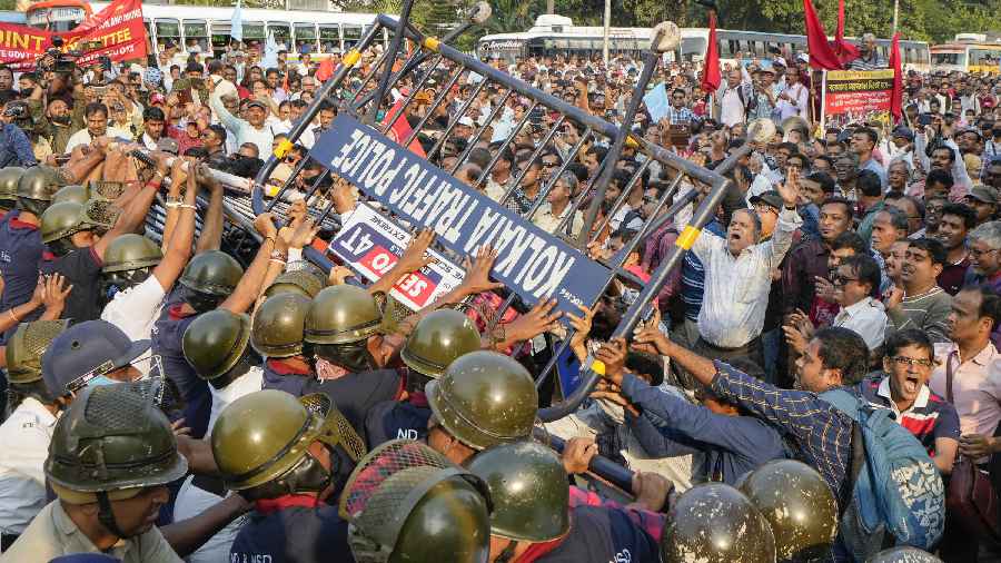 State government employees attempt to break a police cordon as they march to West Bengal Assembly to press for their demands to clear their pending dearness allowance (DA) in Calcutta