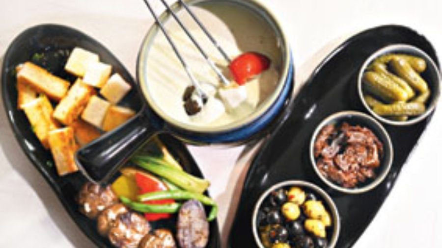 Swiss Cheese Fondue: This made us go weak in the knees. A right combo of luxury and comfort, this fondue bowl and its accompaniments such as grilled veggies, olives and croutons make for a solid sharing dish.