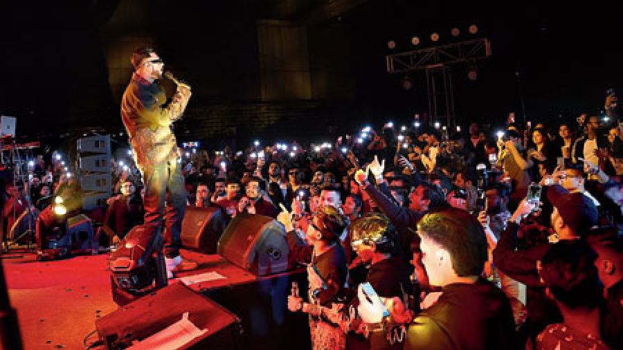 With fans chanting ‘Badnam Raja’, King, the star of the show, came up on the stage with his opening song Gold digger and followed it up with Oops, Na ja tu and hits like Tu aake dekhle, Maan meri jaan and Badnaam Raja. As the audience kept roaring, King interacted with the crowd, saying that the audience in Kolkata can make the house come to life.