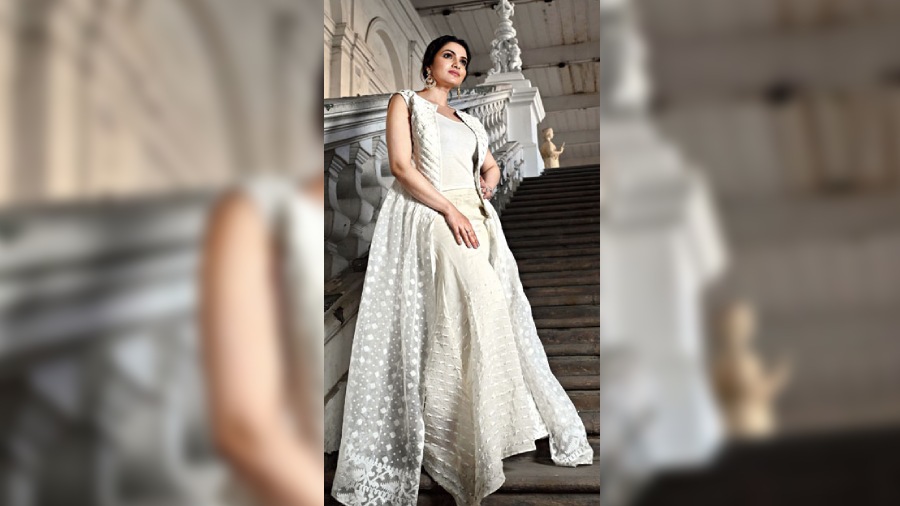 Shot on the stairs of this historic building, this look saw Tnusree in a graceful khadi-cotton woven jacket designed with a jamdani layer, teamed with a chanderi-textured palazzo