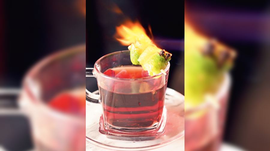 Mad Sippers: It is a potent concoction of red wine, castor sugar, cinnamon quell, cloves, and star anise. Flambeed for some drama, it’s aromatic and smooth