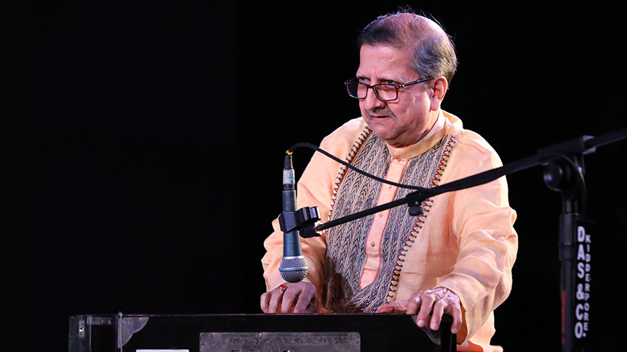 Parveen Sultana was accompanied on the harmonium by Jyoti Goho