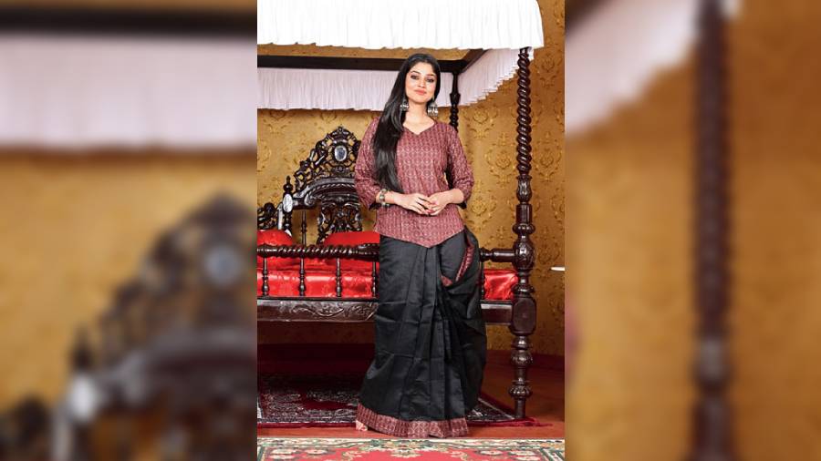 Ideal as a headturner look for the winter festive season, the short kurta made with a khari and embossed printed fabric is teamed with a cotton and resham woven wraparound skirt designed with the matching printed fabric border. 