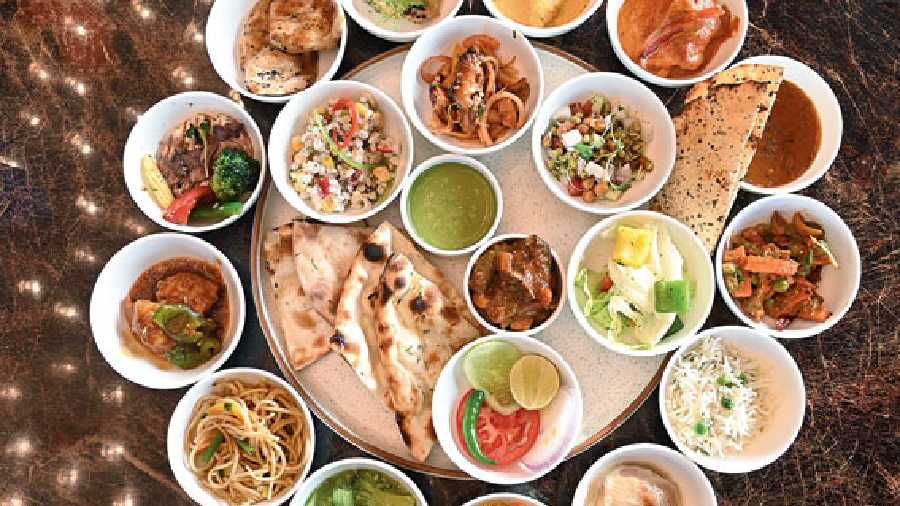 The spread that is being served at the brunch, from starters that have Asian, Indian and Continental mains, to live pizzas, grills, salads and filling main course options, the list is extensive.