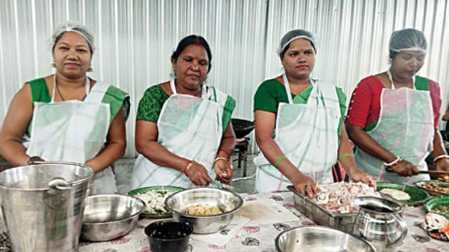 These Santhal home chefs from Jharkhand, who are regular participants at Samvaad over the last few years, prepared local tribal dishes as well as recipes from other tribes that they have learnt from their interaction with tribals from other parts of the country.