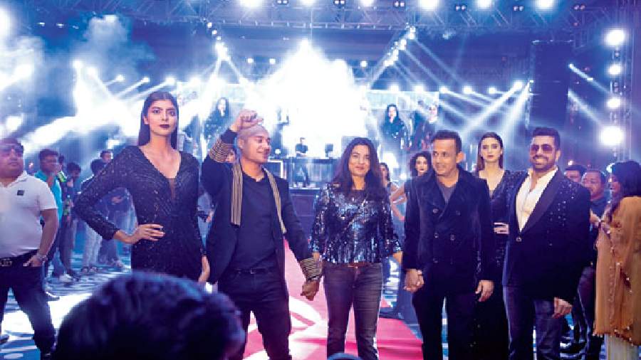 If music wasn’t enough the venue had a fashion show by Kommal & Ratul Sood as well. The collection was part of their winter wear where artiste Deepesh Sharma (extreme right) and co-organiser Prataap Aditya (second from left) walked the ramp. “It’s an evening wear collection that we are launching at the show. It’s very glam and it’s like a red carpet collection for the winter season. So this was a great showcase and collaboration where the story comes together well,” said Kommal Sood. The show was choreographed by Pinky Kenworthy