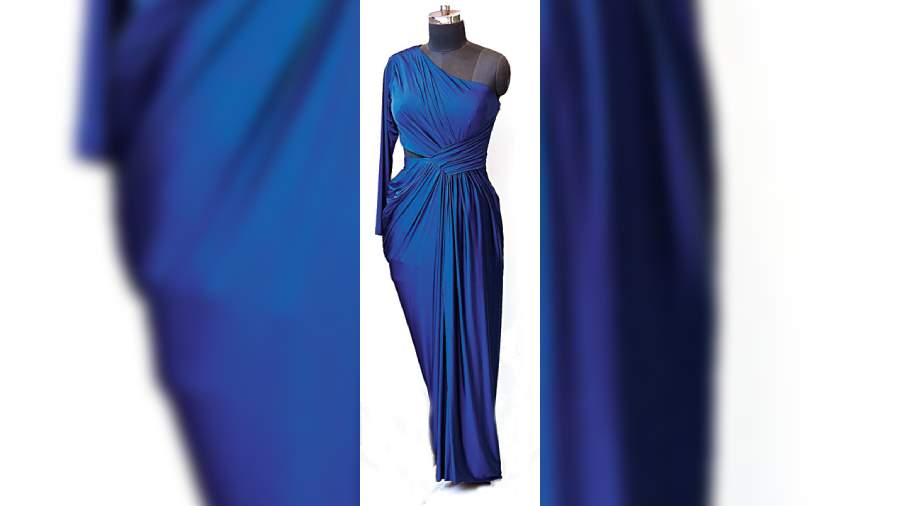 Dress to impress with this beautiful gown. The colour is rich and the cut-out and shoulder details give it a unique touch.
