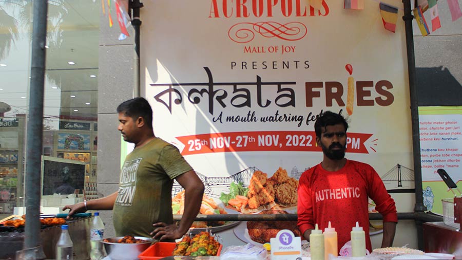 From Fish Fries to Chicken Lollipop, from Paneer Pakoda to Boti Kebab, Buddy Bites has them all. Head over to this stall to taste a variety of Kolkata street foods. There is something for everyone here.
