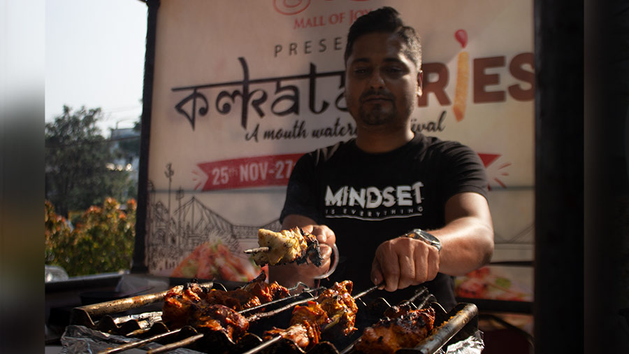 Love kebabs much? Check out a range of freshly smoked kebabs at Calcutta Delicacies. From chicken tikka to their bestseller reshmi kebab, many varieties are available. Also, if you still haven’t tried Gondhoraj Momos, take a bite and hop on to the trend. 