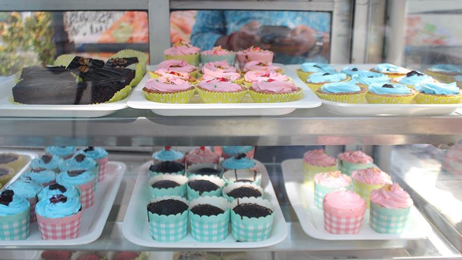 Once you are done with the savoury, indulging your sweet tooth is a must. From jar cakes to whole cakes, from brownies to tarts, head over to Mambo’s to satiate your dessert cravings.