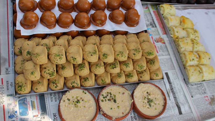 Winters and Bangali mishti go hand in hand. Nalin Chandra Das and Sons, inventors of many a sweet delight, have a variety of sweets to choose from. Take your pick from Jalbhara, Malai Roll, Kachagolla, Choco Ball, Rabri, Rosogolla and a lot more! 