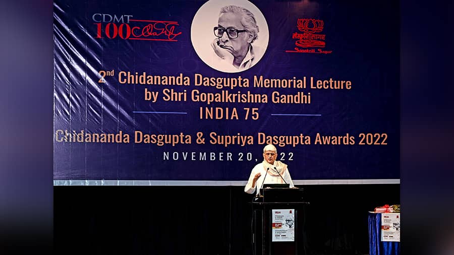 Gopalkrishna Gandhi delivers the lecture