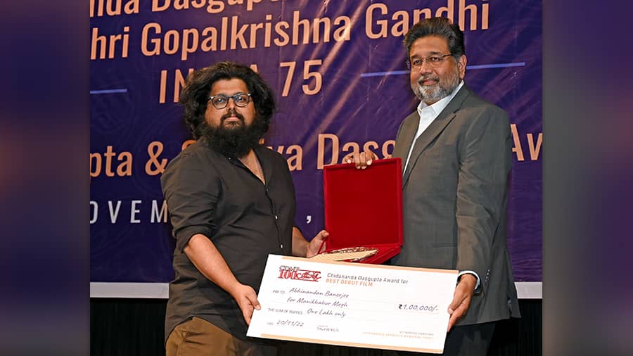 Harsh Neotia hands over the award for Best Debut Film to director Abhinandan Banerjee for ‘Manikbabur Megh’