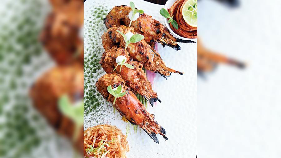 This Ajwaini Jhinga prepared with carom seeds and tandoori masala is the chef’s signature dish. The smokey flavour of the prawn will surely please all seafood lovers!